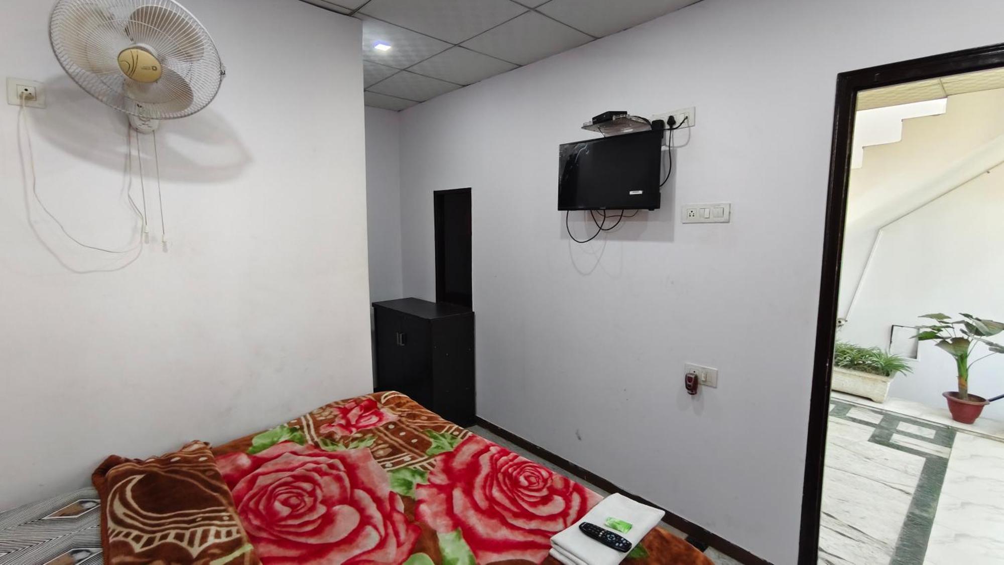 Rajdhani Guest House Фаридабад Екстериор снимка